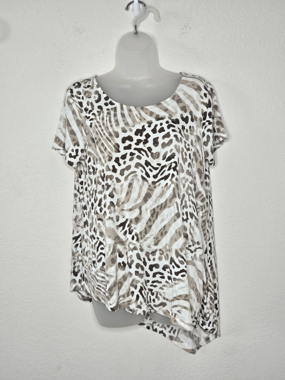 Chico’s Animal Print Asymmetrical Sharkbite Hem Tunic Top Size 1 Medium